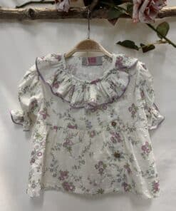BLUSA ADELA CUELLO VOLANTE PLUMETI FLOR LILA